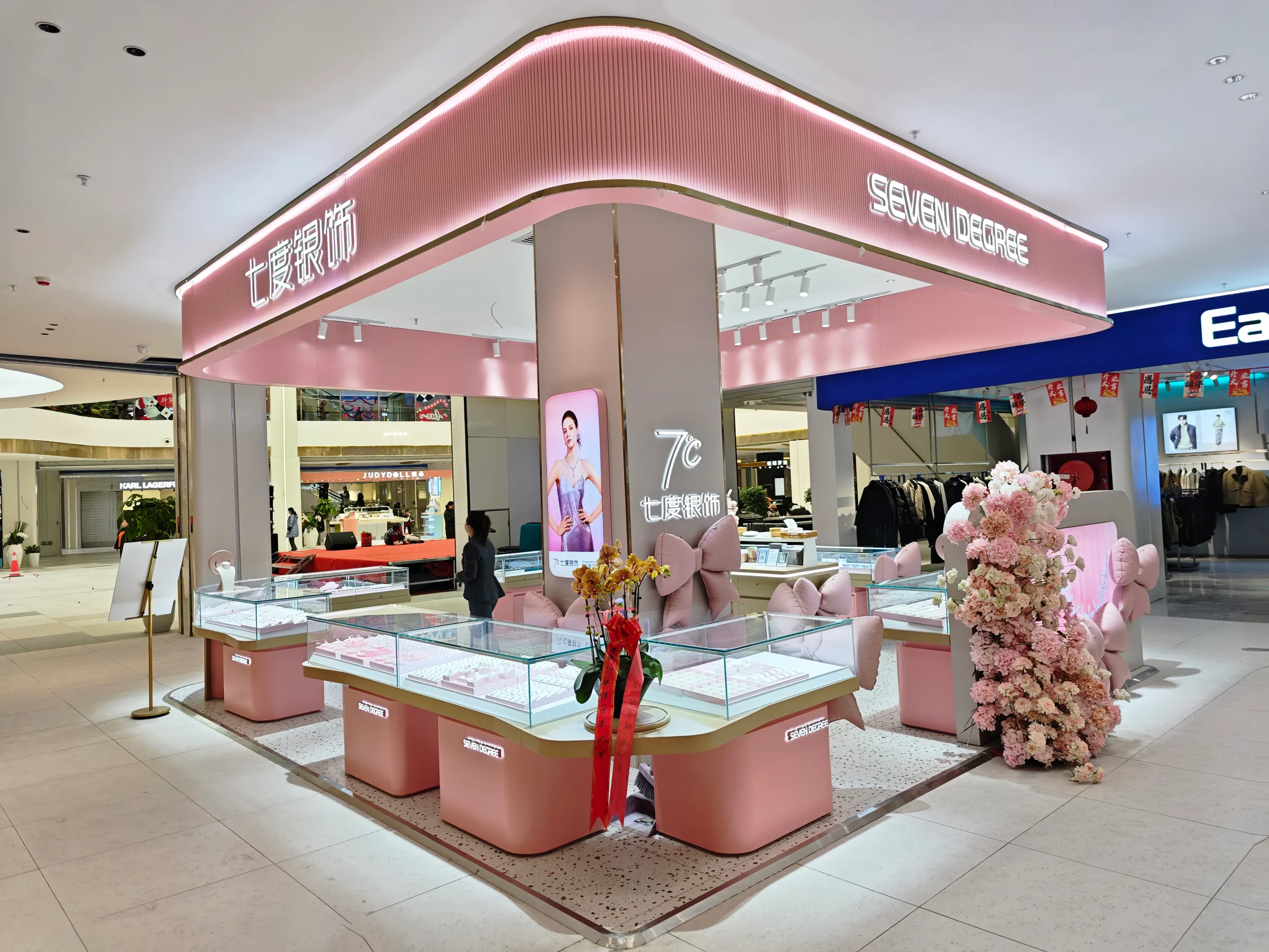 Seven Degree retail display project
